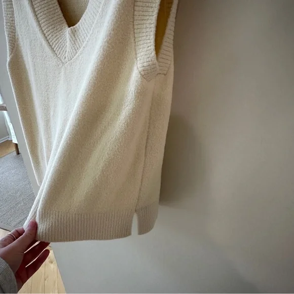 Abercrombie & Fitch Women’s Cream Sweater Vest - Picture 3 of 4